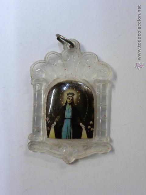 Antig&uuml;edades: Medallita en plastico de la Virgen - Foto 1