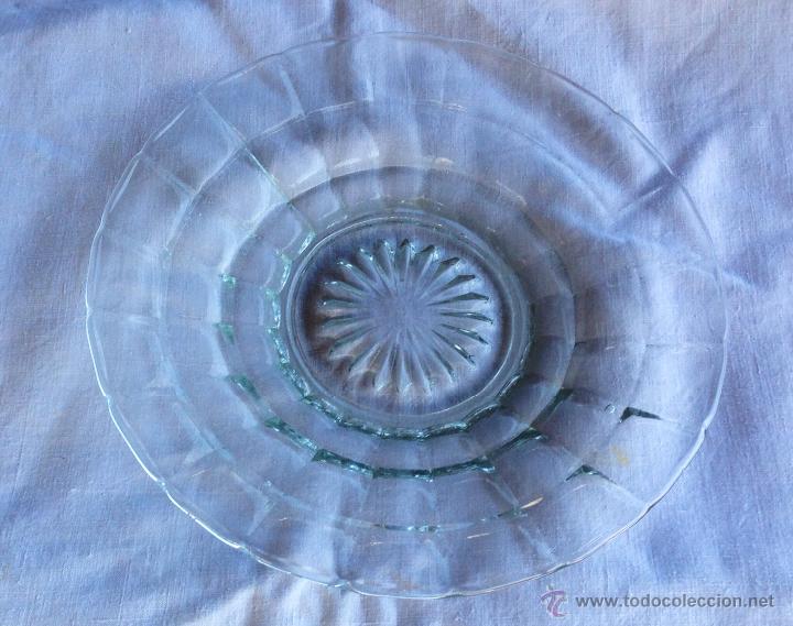 Oggetti Antichi: ANTIGUO PLATO VIDRIO PRENSADO. 22,5 CM . DI&Aacute;METRO