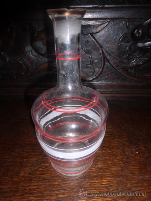 Oggetti Antichi: ANTIGUA BOTELLA DE CRISTAL DECORADA CON RAYAS BLANCAS Y ROJAS.