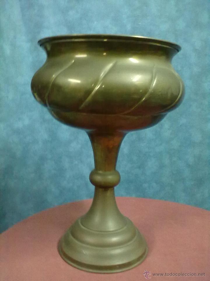 Antig&uuml;edades: GRAN COPA METAL GALLONADA MACETERO ALTO. - Foto 1