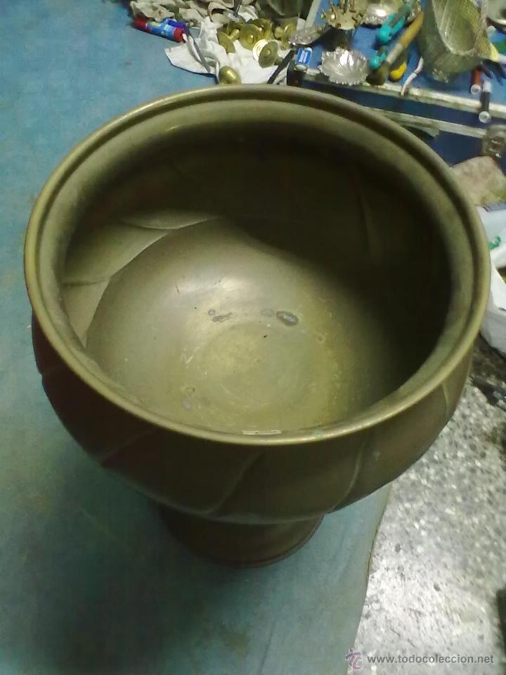 Antig&uuml;edades: GRAN COPA METAL GALLONADA MACETERO ALTO. - Foto 2