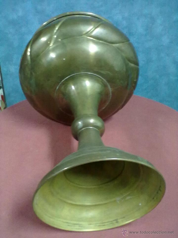 Antig&uuml;edades: GRAN COPA METAL GALLONADA MACETERO ALTO. - Foto 3
