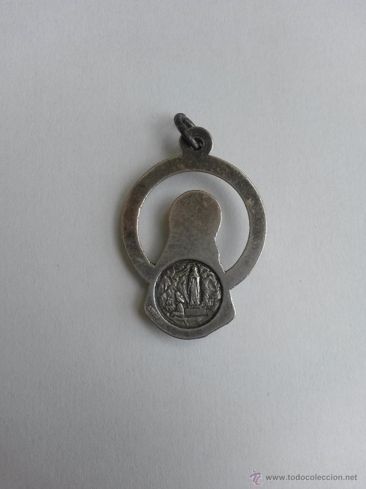 Antig&uuml;edades: Medalla virgen de lourdes de 3 x 2,3 cms - Foto 2