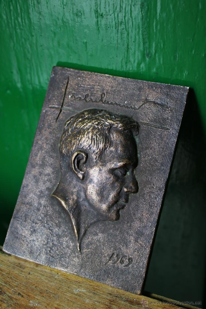 Antig&uuml;edades: PLACA DE BRONCE CON BUSTO EN RELIEVE DE PERSONAJE DESCONOCIDO. A&Ntilde;O 1969. 12 DE ALTO X 9 DE LARGO