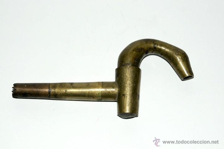 Antig&uuml;edades: ANTIGUO GRIFO EN BRONCE CON CABEZA DE SERPIENTE - Foto 1