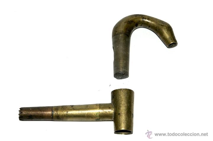 Antig&uuml;edades: ANTIGUO GRIFO EN BRONCE CON CABEZA DE SERPIENTE - Foto 2