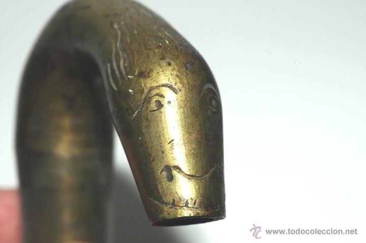 Antig&uuml;edades: ANTIGUO GRIFO EN BRONCE CON CABEZA DE SERPIENTE - Foto 4
