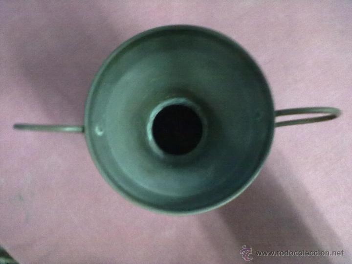 Antig&uuml;edades: FLORERO METAL JARRON DOS ASAS - Foto 2