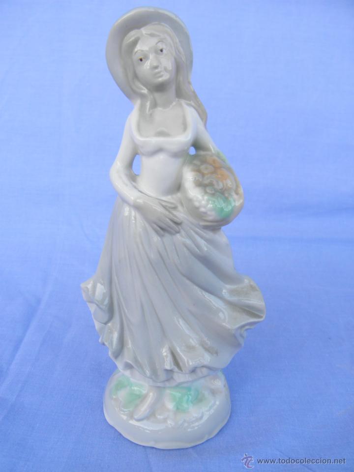 Antig&uuml;edades: Antigua figura de porcelana Mujer joven con cesta