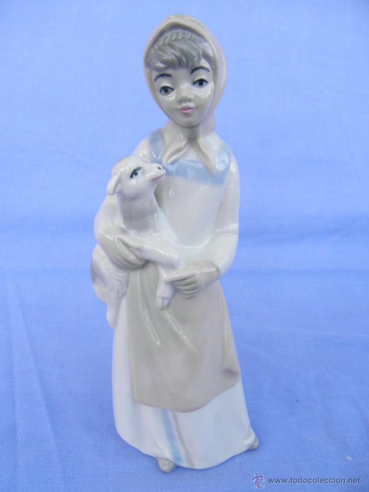Antig&uuml;edades: Antigua figura de porcelana Ni&ntilde;a pastora con oveja, Porcelanas Sanbo made in Spain