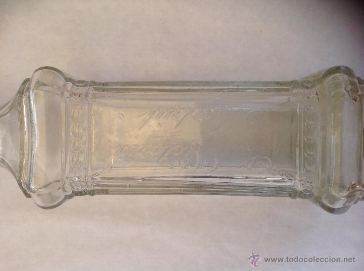 Antig&uuml;edades: Botella de vidrio moldeado. Ppios s XX - Foto 2