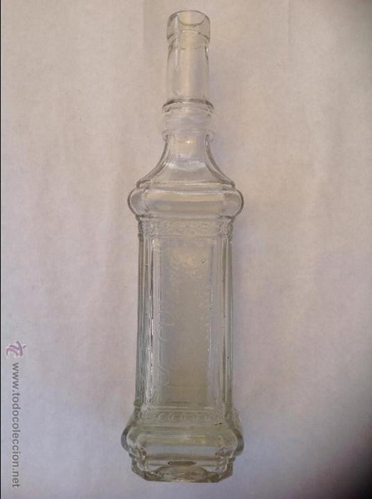 Antig&uuml;edades: Botella de vidrio moldeado. Ppios s XX - Foto 1