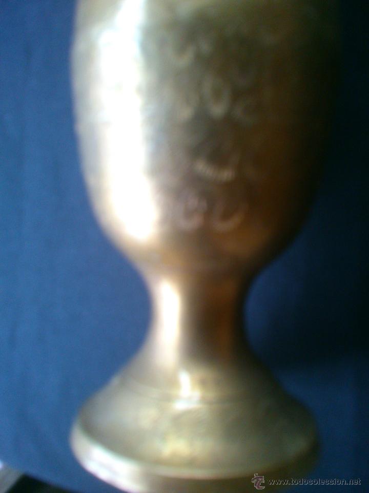 Antig&uuml;edades: ANTIGUO FLORERO DE BRONCE. INCRUSTADO.33CM - Foto 2