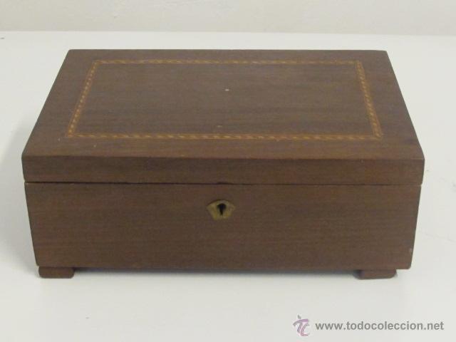 Antig&uuml;edades: Caja de madera con tira de marqueter&iacute;a - Foto 1