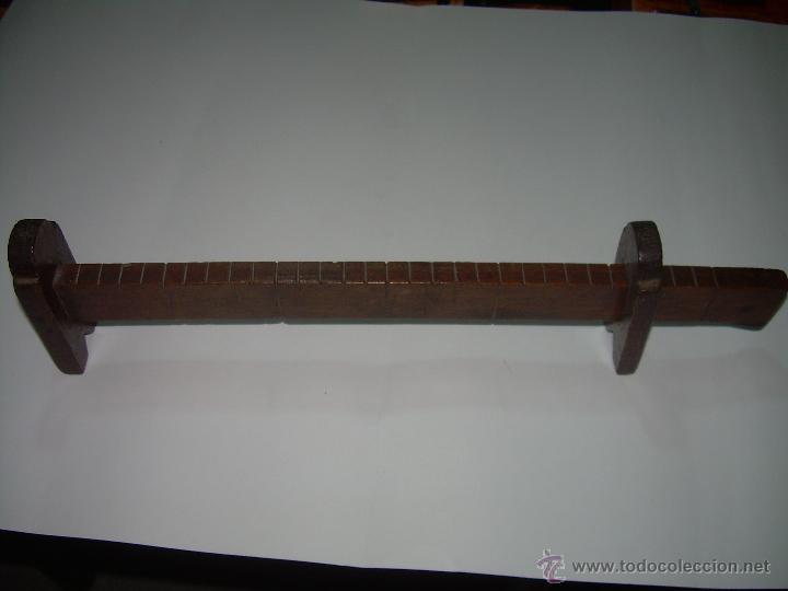 Antig&uuml;edades: ANTIGUA MUY DECORATIVA REGLA DE MADERA PARA MEDIR LOS PIES O LAS TALLAS DE LOS ZAPATOS.