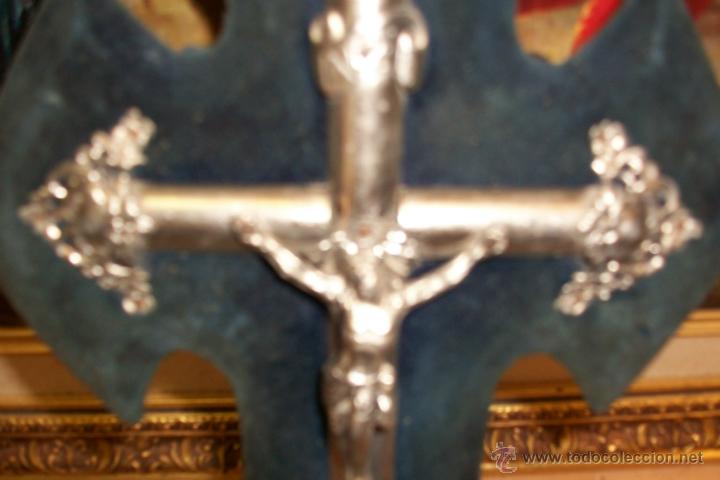 Antig&uuml;edades: ANTIGUO CRUCIFIJO CON BENDITERA - Foto 3