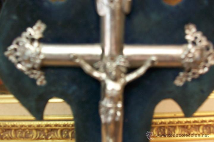Antig&uuml;edades: ANTIGUO CRUCIFIJO CON BENDITERA - Foto 4