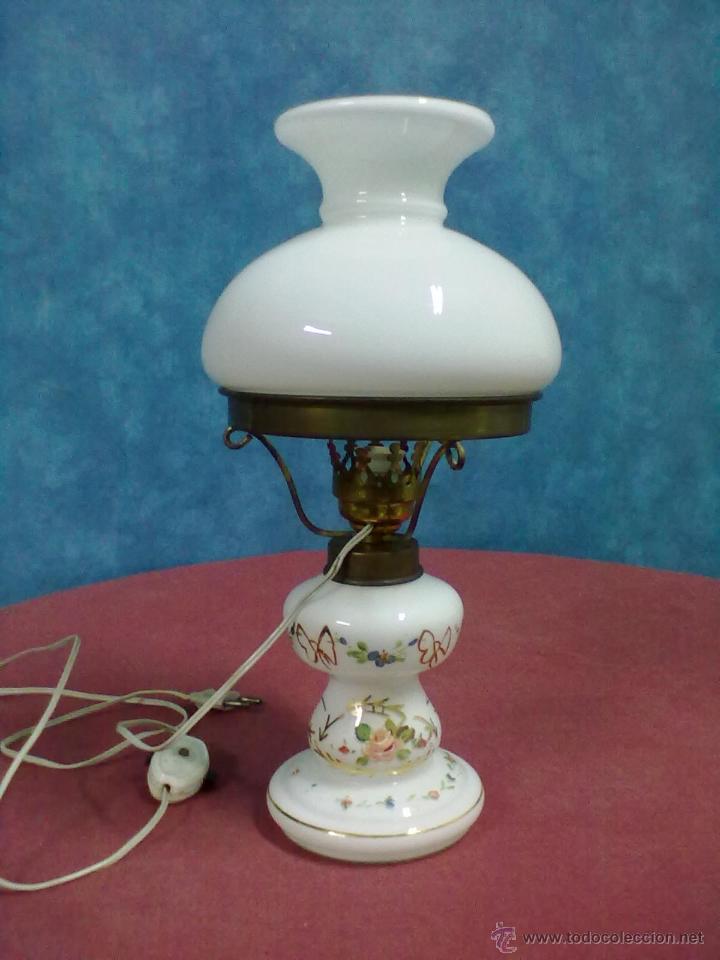 Antig&uuml;edades: LAMPARA TIPO QUINQUE OPALINA BLANCA PINTADA - Foto 1