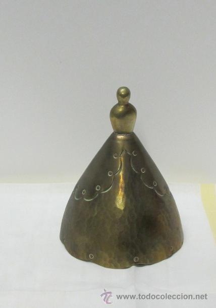 Antig&uuml;edades: Campana de metal con forma de mujer - Foto 1