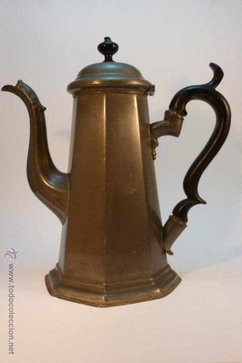 Antig&uuml;edades: CAFETERA DE METAL CON ASA DE MADERA - Foto 1