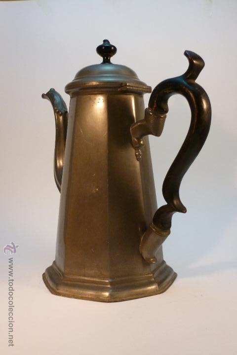 Antig&uuml;edades: CAFETERA DE METAL CON ASA DE MADERA - Foto 4