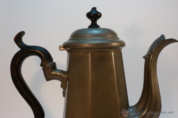 Antig&uuml;edades: CAFETERA DE METAL CON ASA DE MADERA - Foto 6