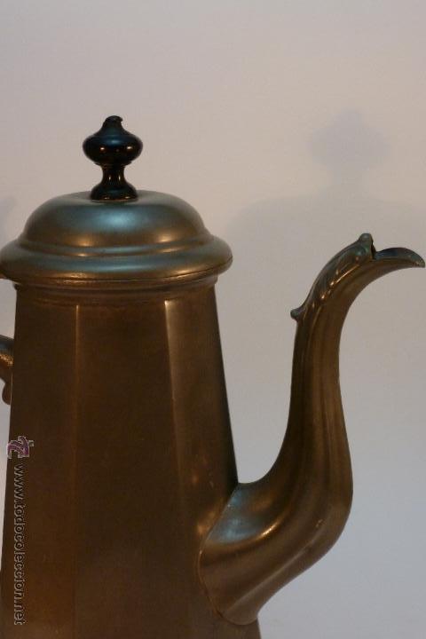 Antig&uuml;edades: CAFETERA DE METAL CON ASA DE MADERA - Foto 7