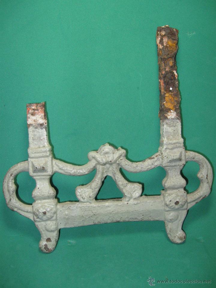 Oggetti Antichi: ANTIGUO MORILLO EN HIERRO FUNDIDO DE FIJACION. SIGLO XIX. IDEAL DECORACION CASUAL