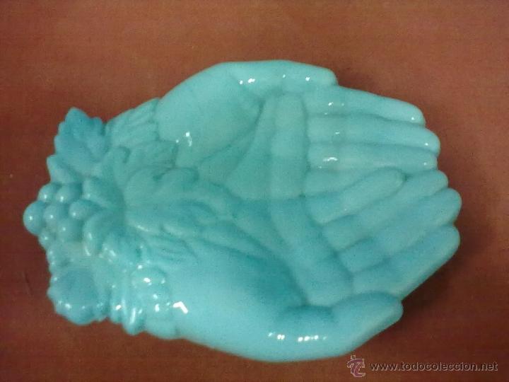 Antig&uuml;edades: BANDEJA MANOS JABONERA OPALINA AZUL. - Foto 1