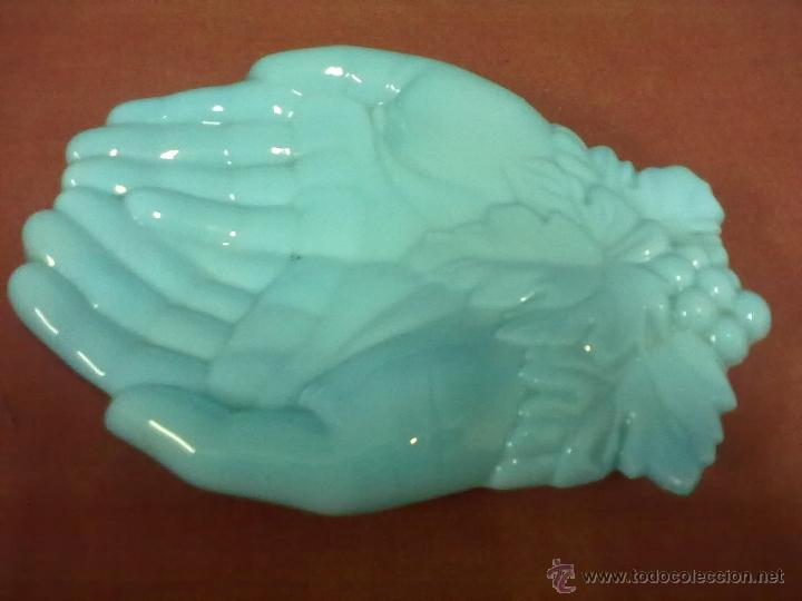 Antig&uuml;edades: BANDEJA MANOS JABONERA OPALINA AZUL. - Foto 2