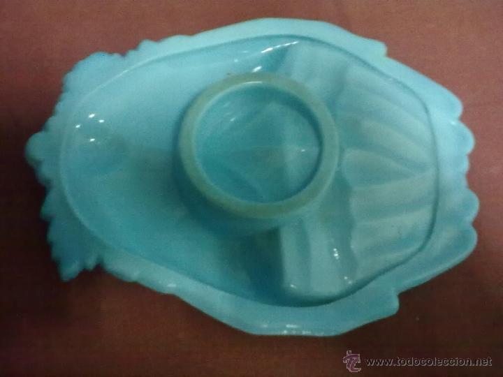 Antig&uuml;edades: BANDEJA MANOS JABONERA OPALINA AZUL. - Foto 3