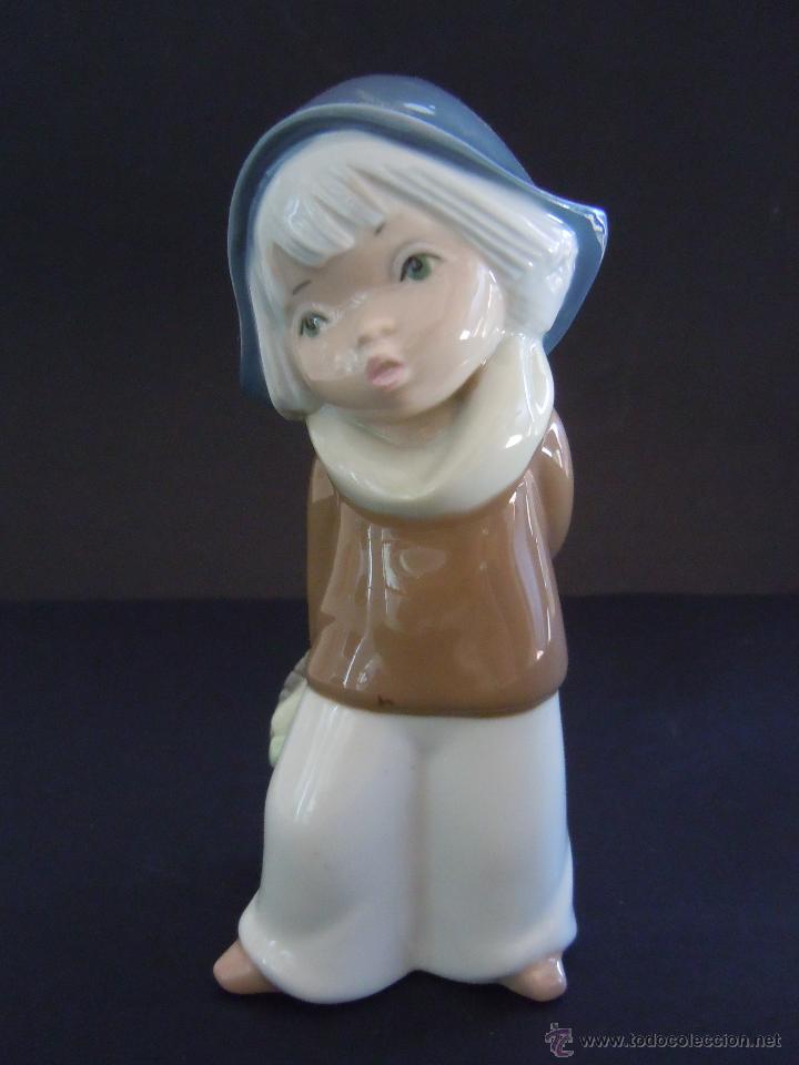 Antig&uuml;edades: FIGURA NI&Ntilde;O CON CESTITO - Foto 2