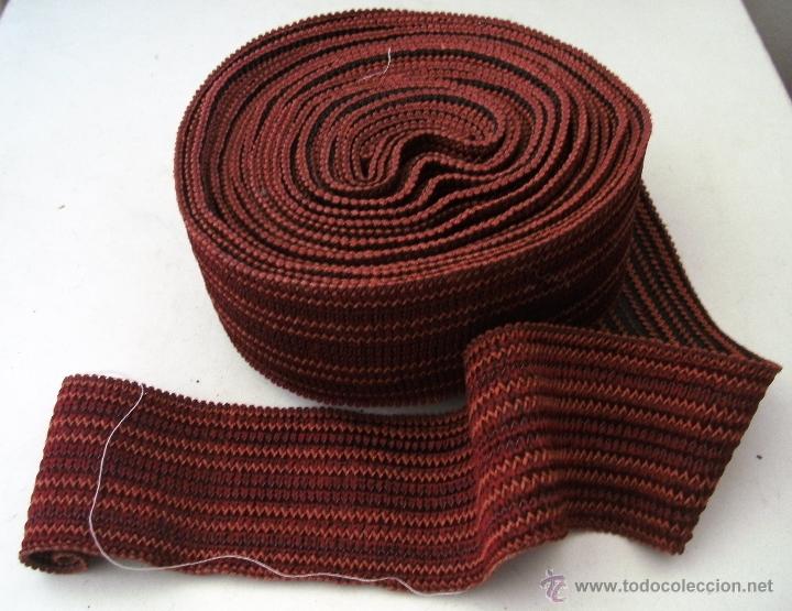 Antig&uuml;edades: pasamaneria: galon ancho algo elastico en tonos rojos (760cm aprox, 5,5cm aprox de ancho)
