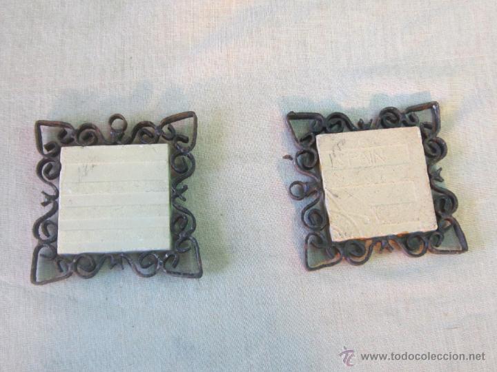Antig&uuml;edades: 2 AZULEJOS CON MARCOS EN HIERRO DE FORJA - Foto 2