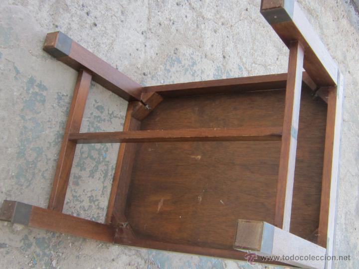 Antig&uuml;edades: MESA EN MADERA Y LATON CON TABLERO DE CRISTAL - Foto 2