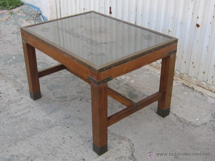 Antig&uuml;edades: MESA EN MADERA Y LATON CON TABLERO DE CRISTAL - Foto 6