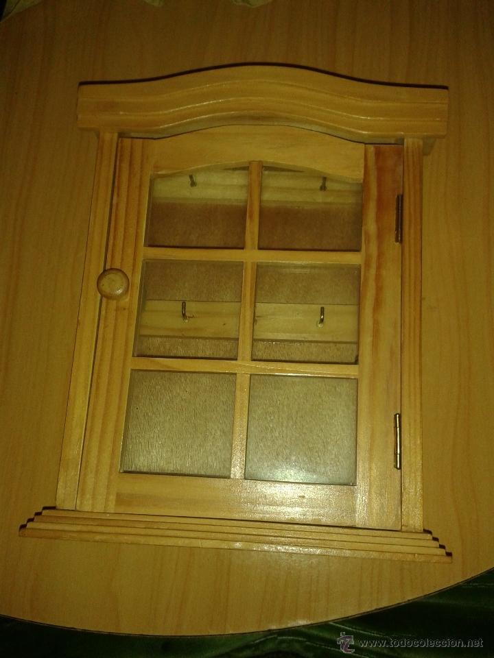Antiguidades: MUEBLE PORTALLAVES DE MADERA, TIPO VENTANA Y CON CRISTAL, BONITO.. TENDR&Aacute; UNOS 20 CMS. O M&Aacute;S DE ALTO