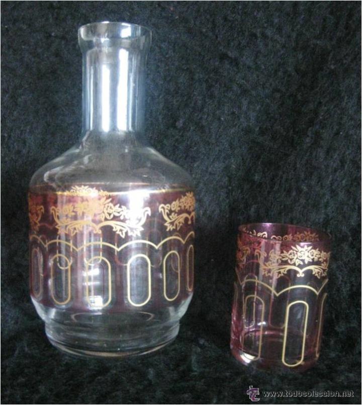 Sintético 96+ Foto juego de botella y vaso para la mesita de noche Mirada tensa