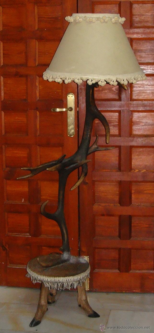 Antig&uuml;edades: L&aacute;mpara de pie r&uacute;stica &middot; Con astas y pezu&ntilde;as &middot; Estilo cineg&eacute;tico - Foto 1