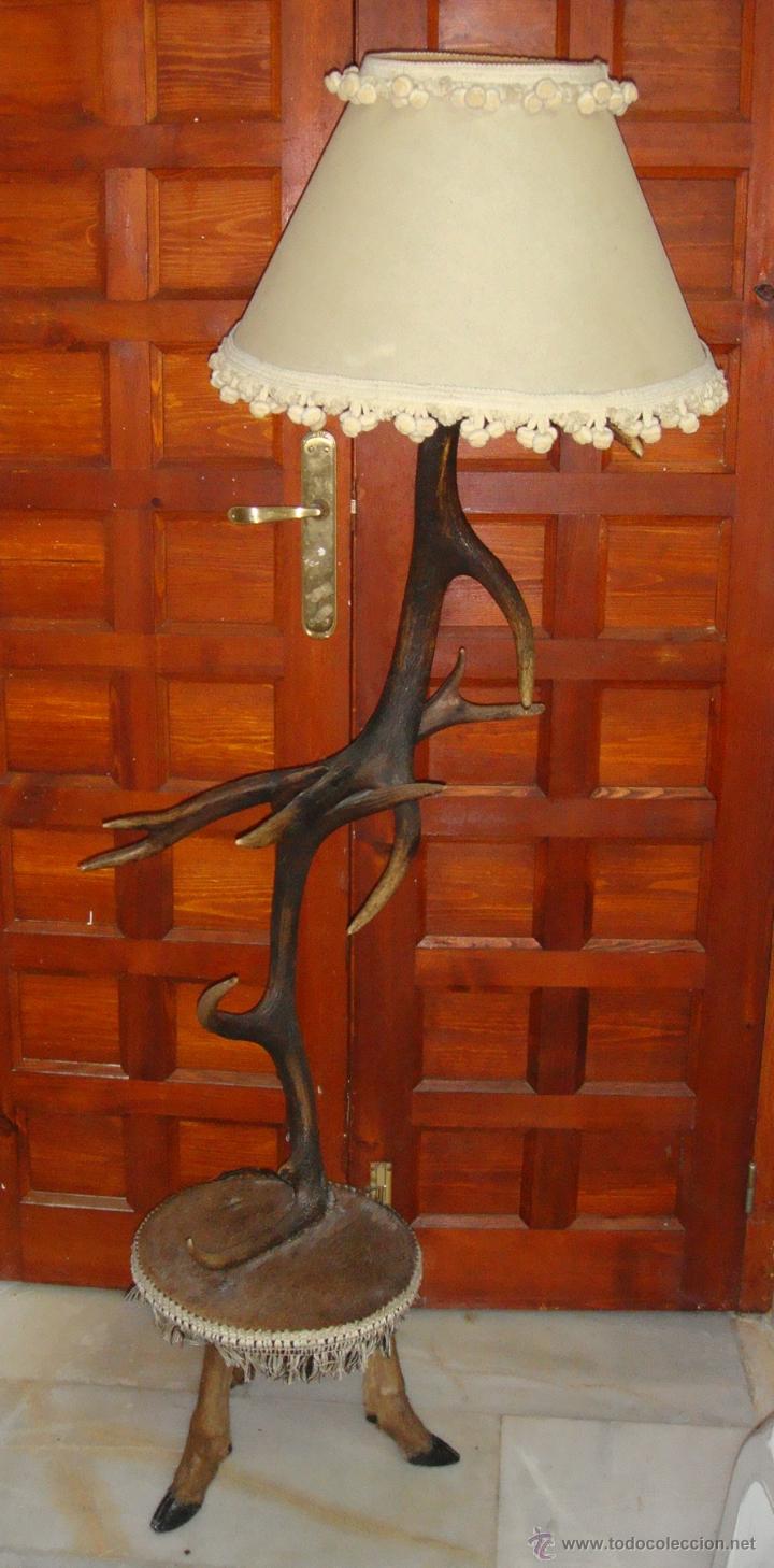 Antig&uuml;edades: L&aacute;mpara de pie r&uacute;stica &middot; Con astas y pezu&ntilde;as &middot; Estilo cineg&eacute;tico - Foto 3