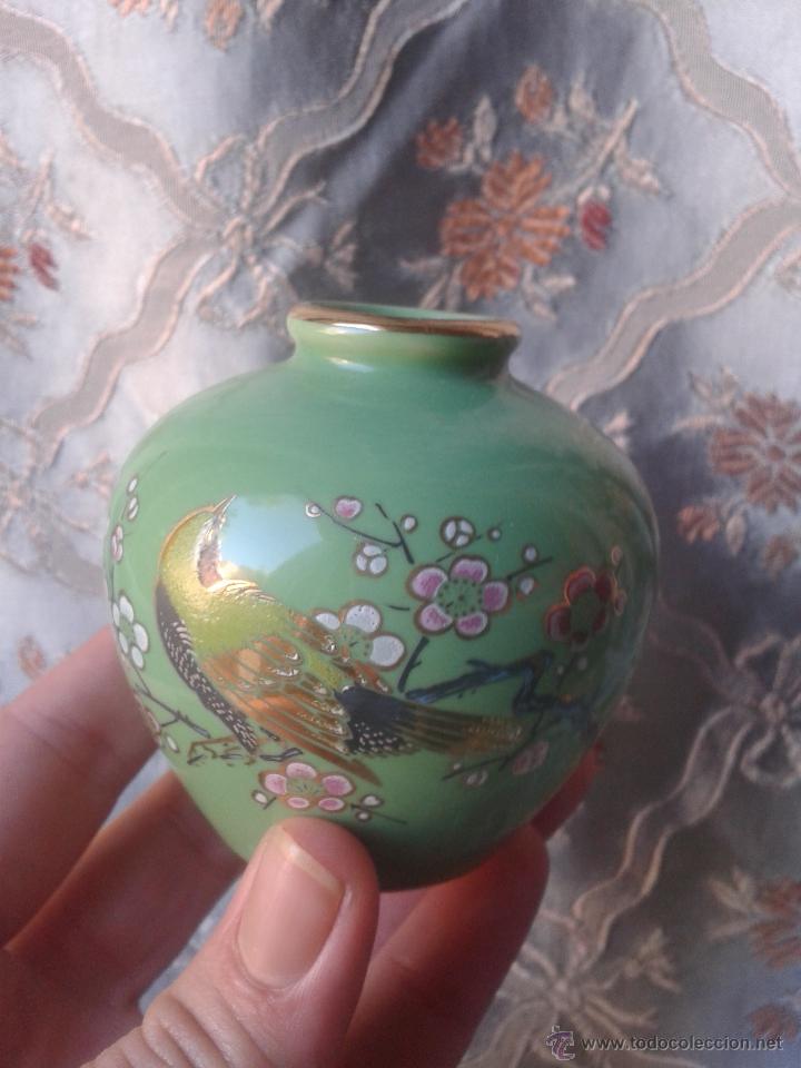 Antiquit&eacute;s: JARR&Oacute;N DE PORCELANA DE JAPON CON P&Aacute;JAROS ENTRE FLORES.