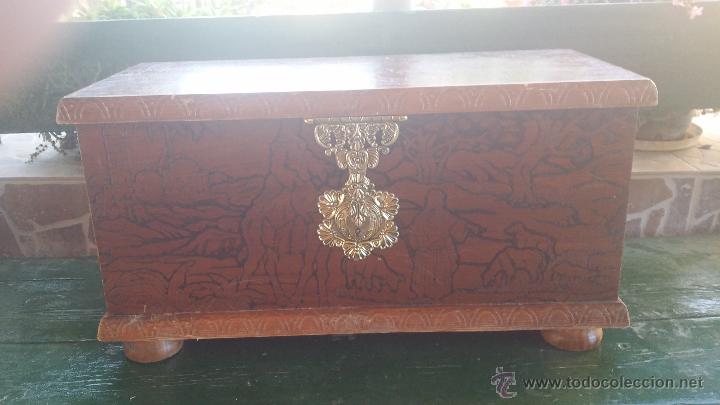 Antig&uuml;edades: baul en madera con preciosas escenas - Foto 1