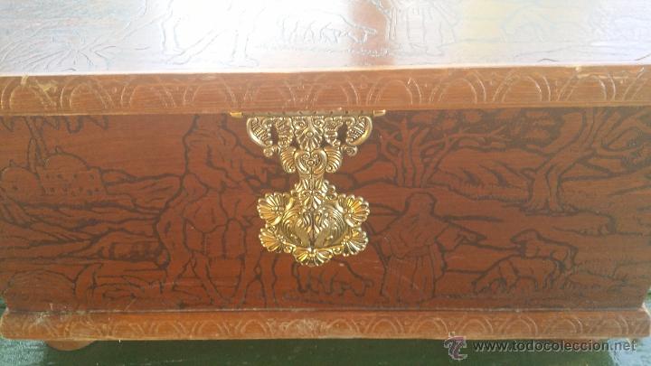 Antig&uuml;edades: baul en madera con preciosas escenas - Foto 2