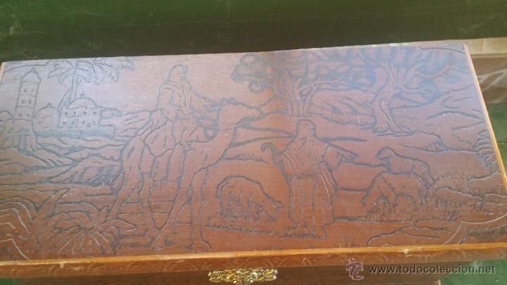 Antig&uuml;edades: baul en madera con preciosas escenas - Foto 3