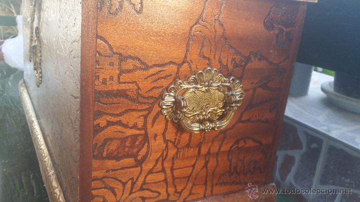 Antig&uuml;edades: baul en madera con preciosas escenas - Foto 4