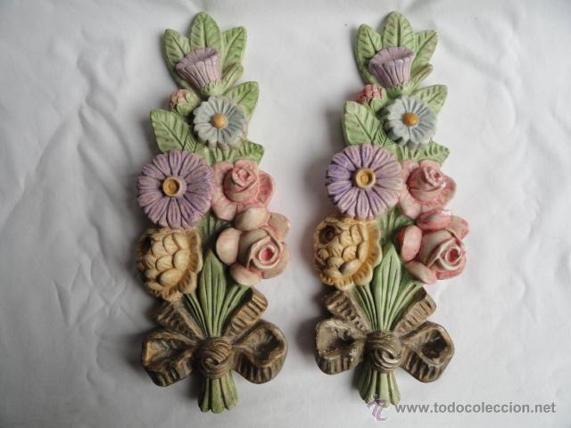 Antig&uuml;edades: PAREJA DE ADORNOS FLORALES DE YESO.