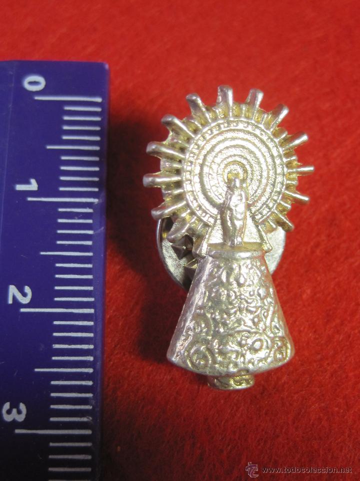 Antig&uuml;edades: Pin religioso de la Virgen del Pilar 1 - Foto 2