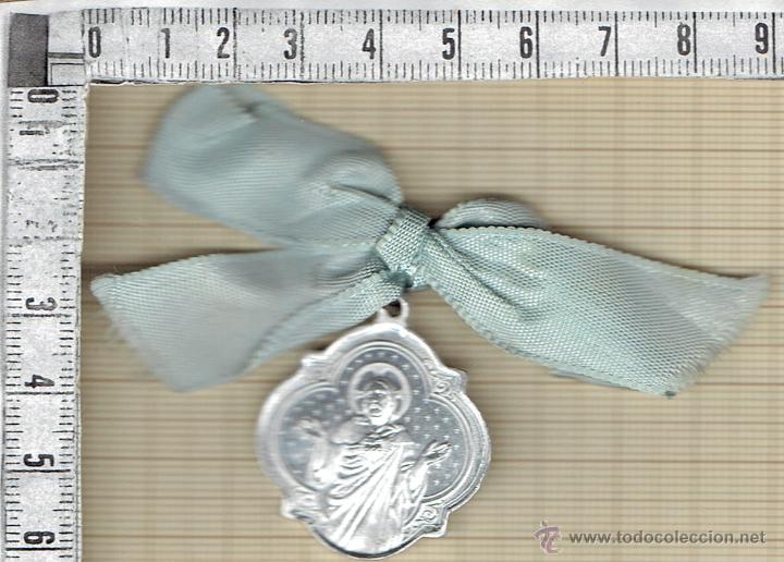 Antig&uuml;edades: MEDALLA ALUMINIO DE COMUNION EUCARISTICA CON LAZO AZUL. - Foto 1