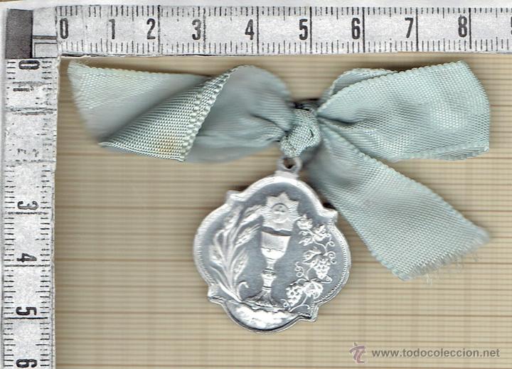 Antig&uuml;edades: MEDALLA ALUMINIO DE COMUNION EUCARISTICA CON LAZO AZUL. - Foto 2