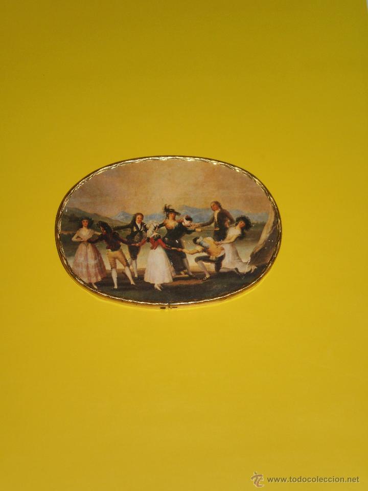 Antiguidades: CUADRITO OVALADO MUY COQUETO REMATADO CON RIBETE METALICO DORADO . ( MOTIVO JUEGO GALLINITA CIEGA ))